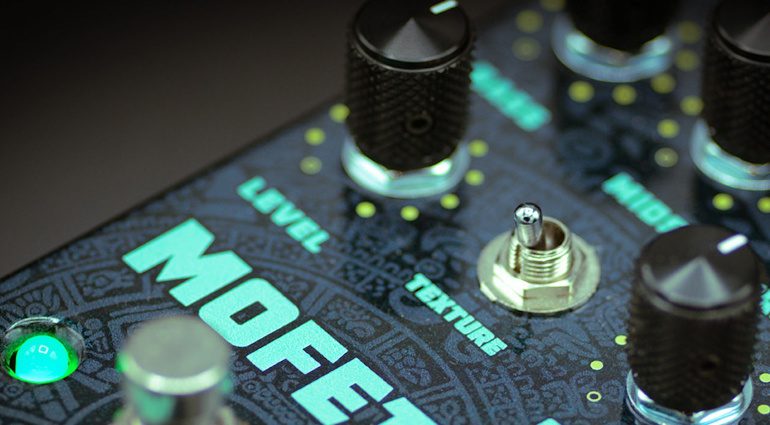 Der Wampler Mofetta Overdrive/Distortion ist eine Hommage an die MOSFET-getriebene Magie eines Klassikers der 1990er Jahre - dem Ibanez MOSTORTIONtm. 