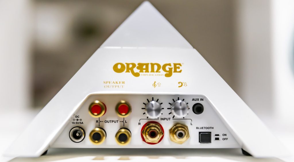 Erlebe mit dem Pyramid Audio System von Orange Amplification revolutionären Sound und maximale Konnektivität. Hol dir dieses kompakte Hi-Fi-System für ein einzigartiges Klangerlebnis!