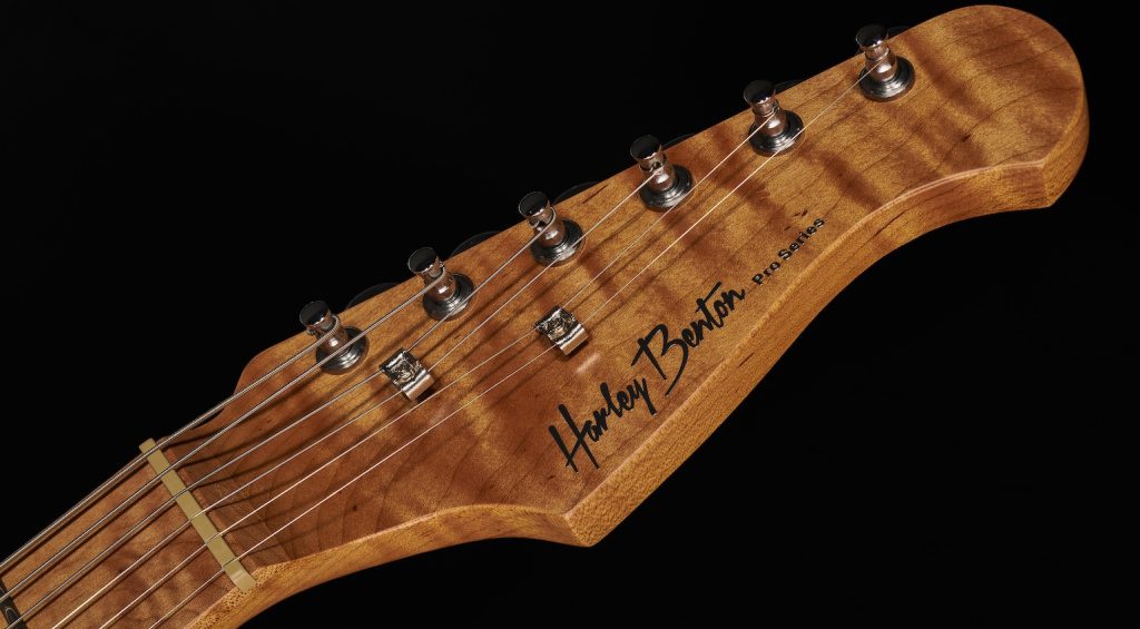 Harley Benton ST-Modern Plus bereichert das eigene Sortiment um seriöse Stratocaster-Modelle, die sich durch moderne Zutaten wie Humbucker und edle Hölzer auszeichnen.