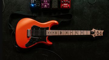 Die SE-Kollektion wird um die PRS SE NF3 erweitert. Mit tollen Farben, wahlweise Maple oder Rosewood Hals und PRS Narrowfield-Tonabnehmern sind die neuen Gitarren echte Arbeitstiere.