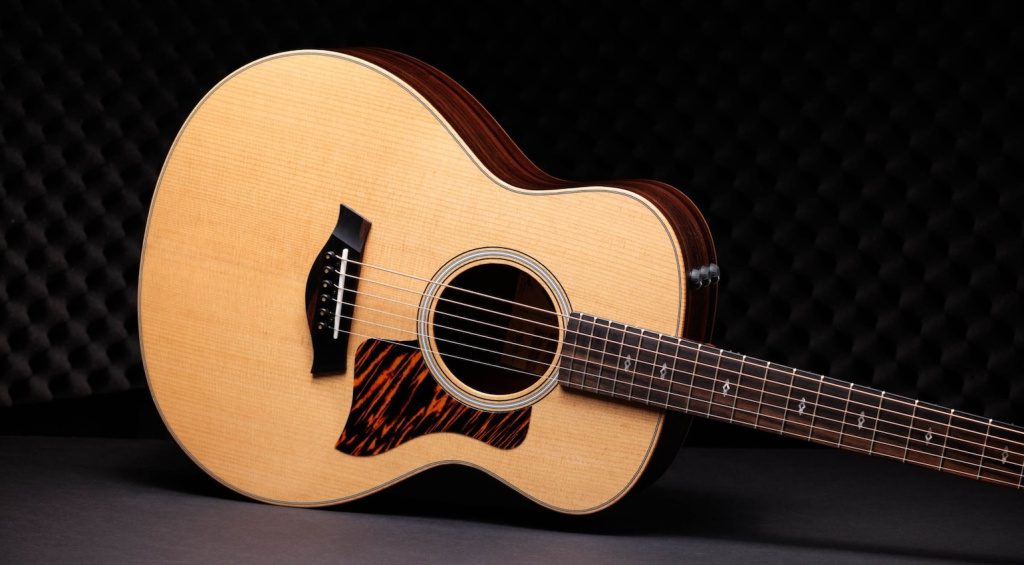 Neue Taylor GS Mini-e 50th Anniversary Gitarren mit Rosewood und Year of the Dragon Modellen.