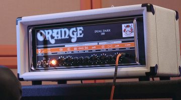 Orange Dual Dark 100 White LTD Head jetzt mit reinweißem Tolex-Finish, dem Klang des OR100 und klanglichen Optimierungen.