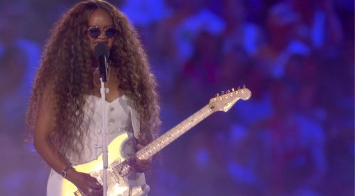 H.E.R. spielt neue Fender Strat bei Olympia 2024 Abschlussfeier