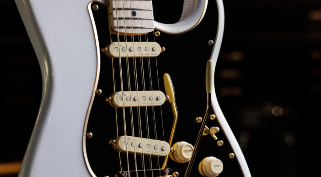 Fender Strat bei Olympia: H.E.R. Signature in Gold!