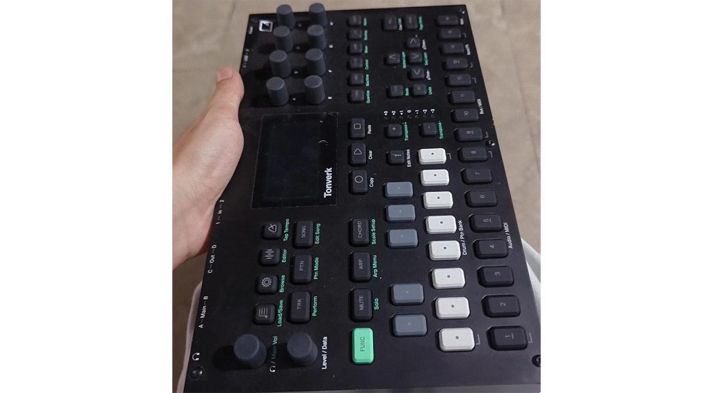 Breiter und mehr Funktionen als der Digitakt II