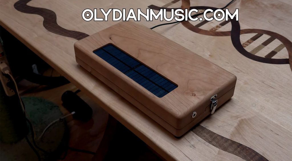 Solar-Panel auf einer Holzkiste und im Inneren ein Synthesizer?