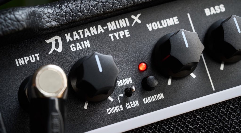 Mit seinen 10 Watt bringt der Boss Katana-Mini X den Katana-Sound direkt in dein Wohnzimmer, Studio oder auf die Bühne. 