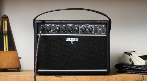 Mit seinen 10 Watt bringt der Boss Katana-Mini X den Katana-Sound direkt in dein Wohnzimmer, Studio oder auf die Bühne. 