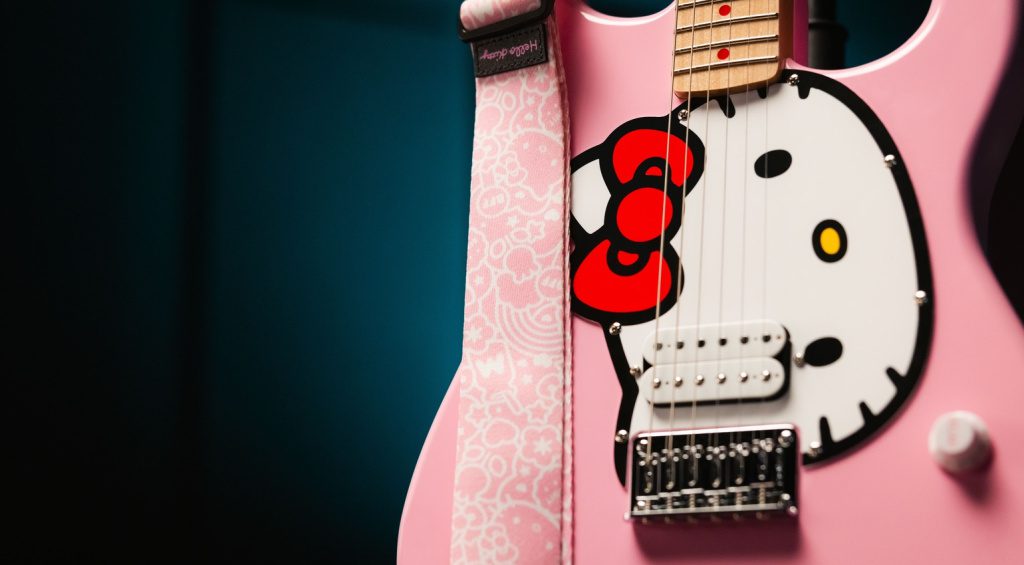 Zum 50-jährigen Jubiläum wird die Squier Hello Kitty gefeiert. Eine Limited Edition Hello Kitty Stratocaster mit Gigbag, Kabel und Fuzz Pedal.