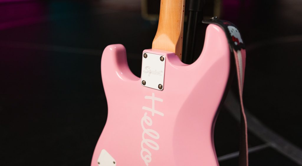 Zum 50-jährigen Jubiläum wird die Fender Hello Kitty gefeiert. Eine Limited Edition Hello Kitty Stratocaster mit Gigbag, Kabel und Fuzz Pedal.