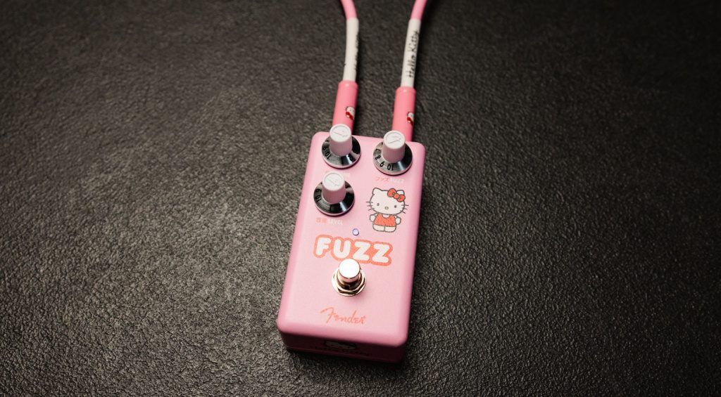 Zum 50-jährigen Jubiläum wird die Squier Hello Kitty gefeiert. Eine Limited Edition Hello Kitty Stratocaster mit Gigbag, Kabel und Fuzz Pedal.