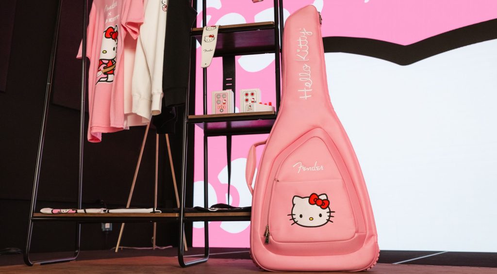 Zum 50-jährigen Jubiläum wird die Squier Hello Kitty gefeiert. Eine Limited Edition Hello Kitty Stratocaster mit Gigbag, Kabel und Fuzz Pedal.