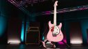 Zum 50-jährigen Jubiläum wird die Fender Hello Kitty gefeiert. Eine Limited Edition Hello Kitty Stratocaster mit Gigbag, Kabel und Fuzz Pedal.