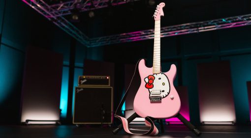 Zum 50-jährigen Jubiläum wird die Fender Hello Kitty gefeiert. Eine Limited Edition Hello Kitty Stratocaster mit Gigbag, Kabel und Fuzz Pedal.