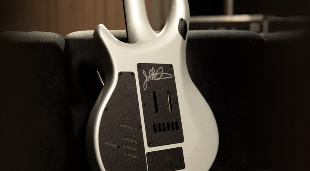 Mit der Music Man 10th Anniversary Majesty feiert Ernie Ball seine erfolgreiche Partnerschaft mit Guitar Hero John Petrucci. Nur 50 Exemplare weltweit erhältlich.