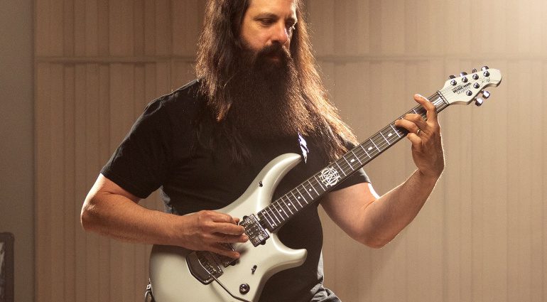 Mit der Music Man 10th Anniversary Majesty feiert Ernie Ball seine erfolgreiche Partnerschaft mit Guitar Hero John Petrucci.