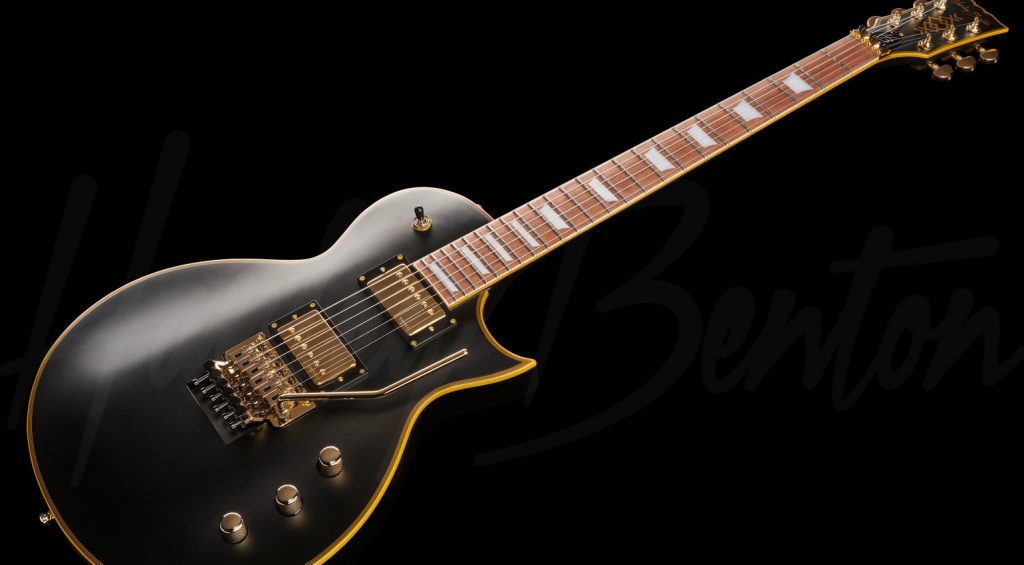 Diesmal steckt in unserem Gewinntopf eine echte Super-Les Paul. Die Harley Benton SC-Custom III FR VBK in edlem Vintage Mattschwarz.