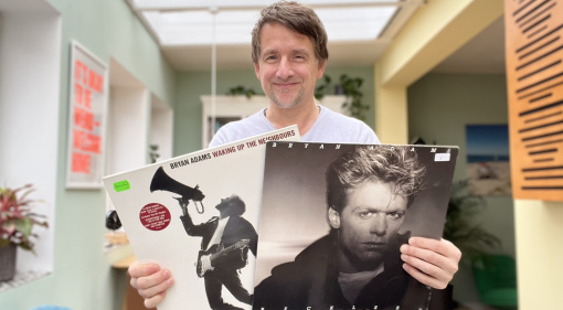 Bryan Adams ist seit über 40 Jahren ein fester Bestandteil der Rockmusik. Ein aktueller Konzertmitschnitt belegt dies eindrucksvoll!