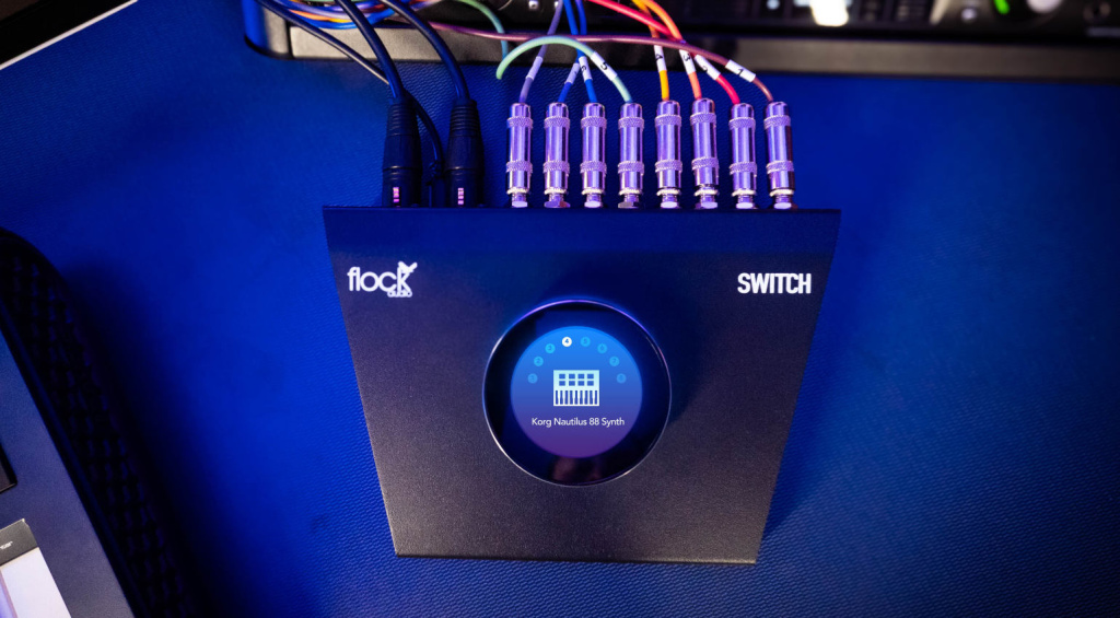 Flock Audio SWITCH zeigt mit einem Display am Drehrad die einzelnen Quellen an