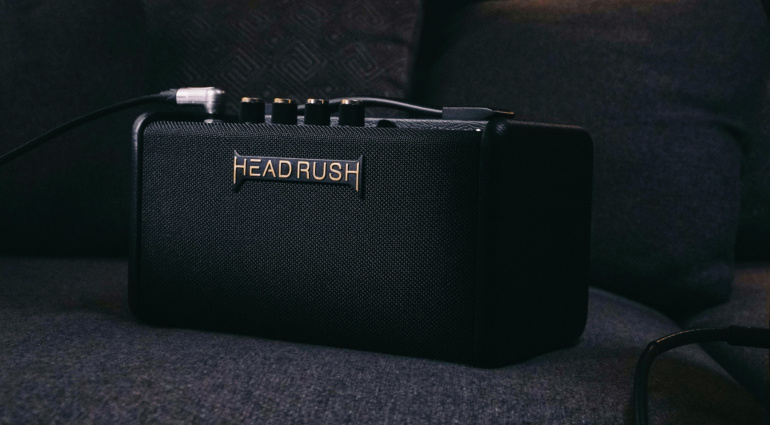 HeadRush FRFR-GO: Der ideale Speaker für Amp Modeler in der Fußgängerzone?