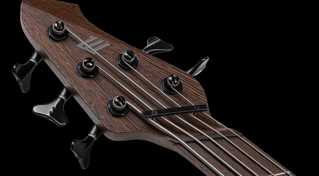 Die Mayones Ori Bässe sind ein absolute Hingucker auf der NAMM 2025. Mit ihrem innovativen Design bringen sie frischen Wind in die Branche.