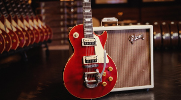 Gibson präsentiert eine limitierte Auflage von handsignierten Johnny Marr '84 Les Paul Standard-Gitarren mit Bigsby-Tremolo.