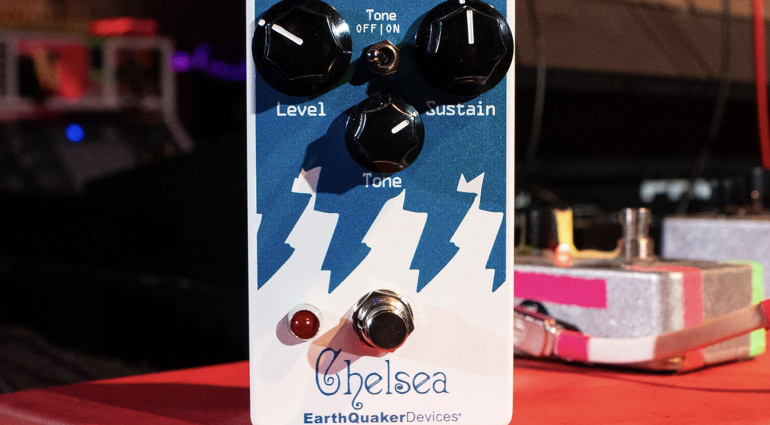 Das neue EarthQuaker Devices Chelsea Low End Fuzz klingt böse, tief und dreckig! Liebhaber solcher Sounds sollten sich das Pedal anhören.