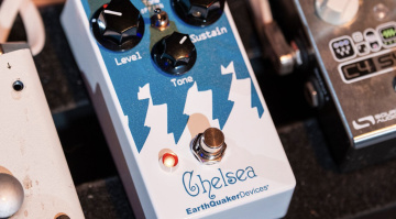 Das neue EarthQuaker Devices Chelsea Low End Fuzz klingt böse, tief und dreckig! Liebhaber solcher Sounds sollten sich das Pedal anhören.