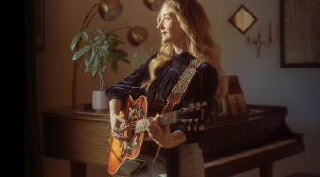 Die Gibson Margo Price J-45 Akustikgitarre ist die neue Begleiterin der erfolgreichen Country-Sängerin aus Nashville, Tennessee.