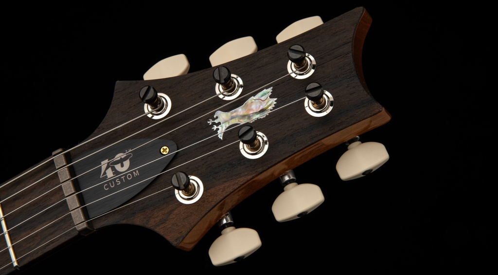 Mit der PRS 40th Anniversary Custom 24-08 Semi-Hollow LTD feiert der Hersteller eines seiner erfolgreichsten Modelle.