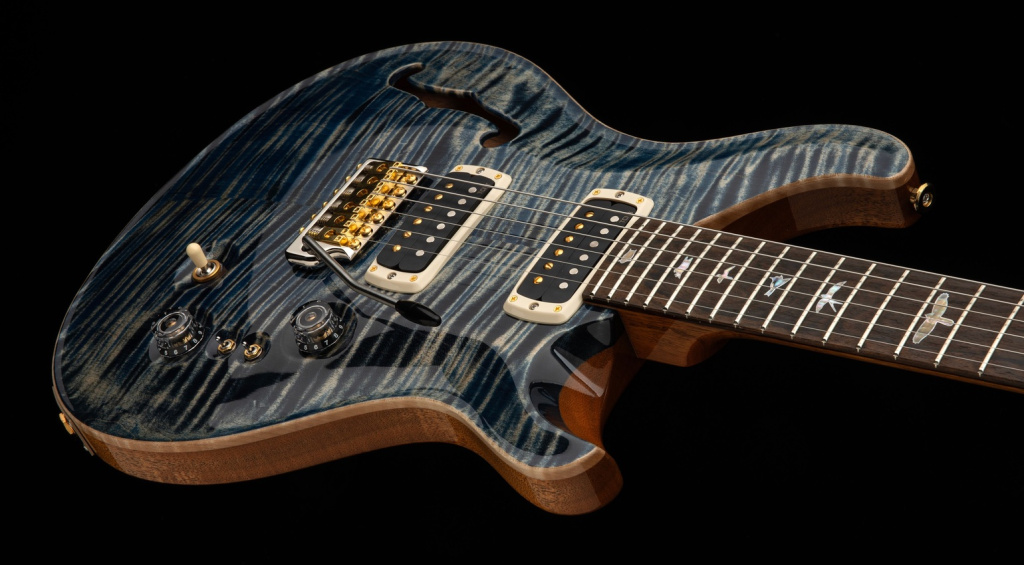 Mit der PRS 40th Anniversary Custom 24-08 Semi-Hollow LTD feiert der Hersteller eines seiner erfolgreichsten Modelle.